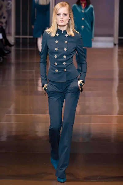 Look 10